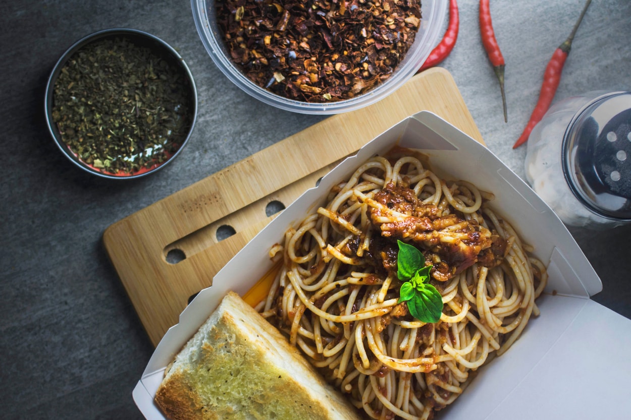 spaghetti with garlic bread takeout